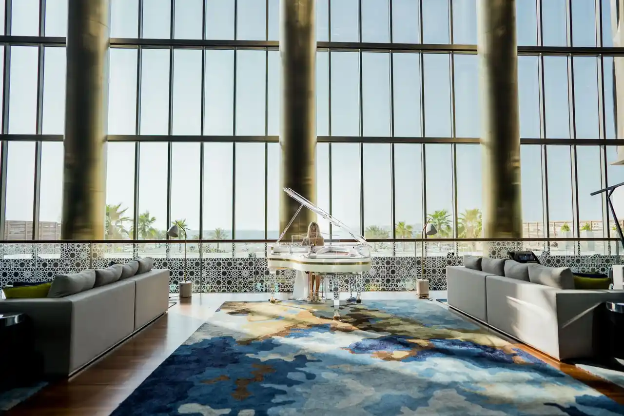 Trivisahotel Verdict elegáns lobby és zongora szalon