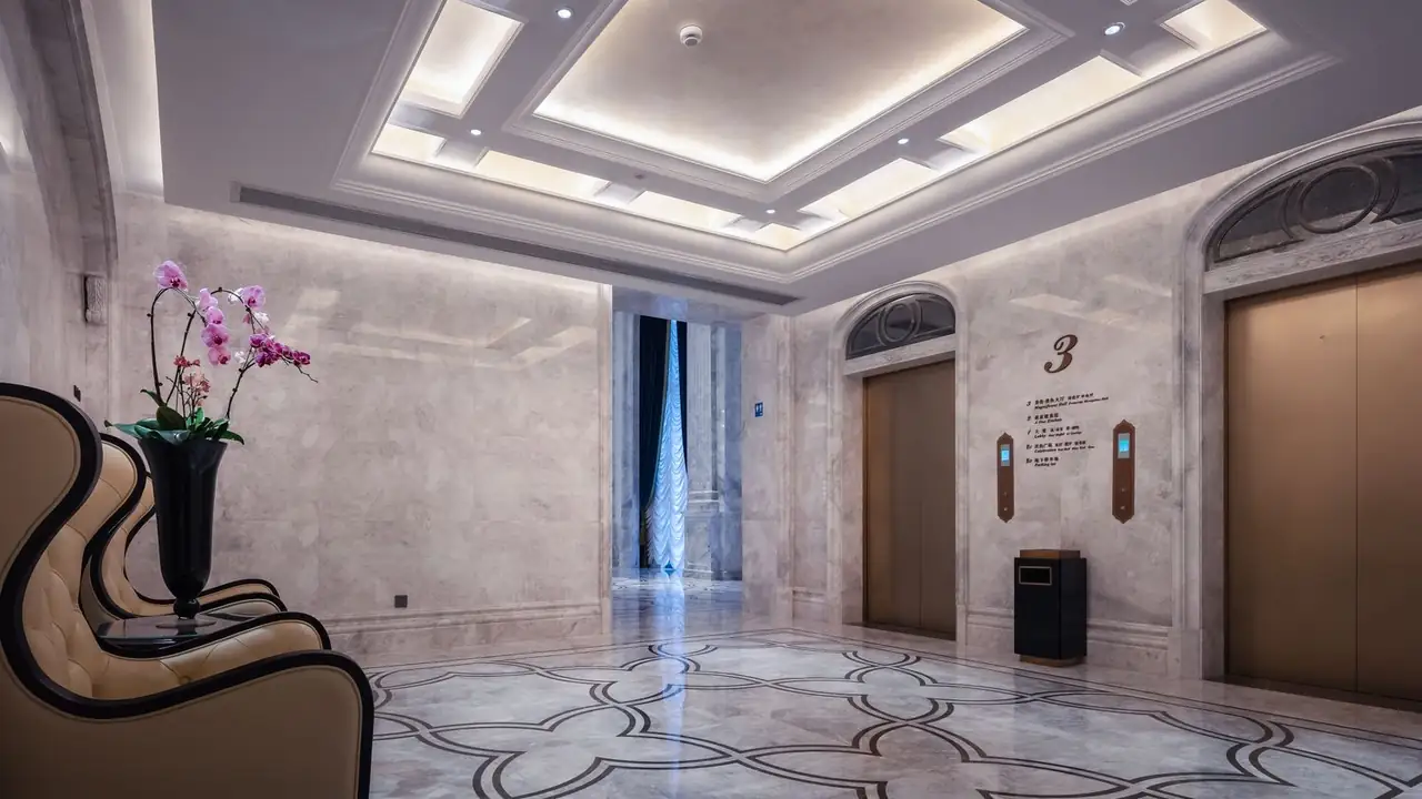 Trivisahotel Verdict luxus recepció és elegáns belső tér